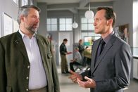 Die Rosenheim-Cops – Hat Wolfgang Brandl (Herbert Schäfer, r.) aus Eifersucht gemordet? Für Kommissar Stadler (Dieter Fischer, l.) ein Mordmotiv.