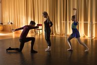 Find me in Paris – Nico (Jake Swift, l.), Lena (Jessica Lord, M.) und Claudine (Audrey Hall, r.) proben eine Tanzszene aus dem Ballett "Der Nussknacker". Diese Situation wollen Lena und Claudine ausnutzen, um Nico sein Armband zu entwenden.