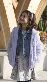 Lucifer – Als Lucifer glaubt, dass ihm ein Kind dabei helfen kann, seine Gefühle zu kontrollieren, benutzt er Trixie (Scarlett Estevez) einfach für seine Zwecke ...