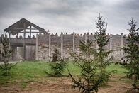 Mythos Kelten – Die Kelten ziehen von ihren offenen Dörfern in ummauerte Siedlungen, die sie gegen ihre Gegner abschotten.
