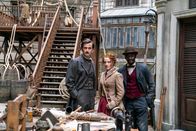 In 80 Tagen um die Welt – Phileas Fogg (David Tennant, l.), Abigail Fix (Leonie Benesch, M.) und Jean Passepartout (Ibrahim Koma, r.) erleben Paris als eine Stadt im Aufruhr. Passepartouts Bruder ist an einem Anschlag auf den französischen Staatspräsidenten beteiligt, den Fogg aus Zufall vereitelt.