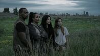 Twisted Metal – Um sich auf den Wettkampf vorzubereiten, müssen sich John (Anthony Mackie, l.), Dollface (Tiana Okoye, 2.v.l.), Quiet (Stephanie Beatriz, 2.v.r.) und Mayhem (Saylor Bell Curda, r.) mit passender Ausrüstung ausstatten, um ihre Chancen auf den Sieg zu erhöhen.