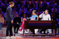 Wer weiß denn sowas? – Moderator Kai Pflaume (l.) mit Rateteam-Kapitän Wotan Wilke Möhring (r.) und dem TV-Juror, Choreograf und Model Jorge González (M.).