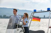 WaPo Bodensee – Pirmin Spitznagel (Simon Werdelis, l.) und Julia Demmler (Wendy Güntensperger, r.) auf Verfolgungsjagd auf dem Bodensee.