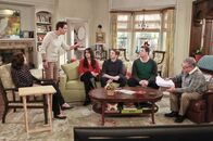 The McCarthys – (v.l.n.r.) Marjorie McCarthy (Laurie Metcalf); Gerard McCarthy (Joey McIntyre); Jackie McCarthy (Kelen Coleman); Ronny McCarthy (Tyler Ritter); Sean McCarthy (Jimmy Dunn); Arthur McCarthy (Jack McGee)