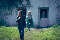 Requiem – Trudy Franken (Sian Reese-Williams, l.) und Matilda Gray (Lydia Wilson)