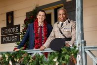 Death in Paradise – Detective Neville Parker (Ralf Little, l.) und der Polizeichef Selwyn Patterson (Don Warrington, r.) bleiben über die Weihnachtsfeiertage im Dienst.