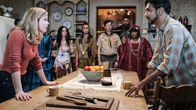Ghosts – v.li.: Samantha (Rose McIver), Flower (Sheila Carrasco), Sasappis (Román Zaragoza), Pete (Richie Moriarty), Thorfinn (Devan Chandler Long), Alberta (Danielle Pinnock), Jay (Utkarsh Ambudkar)