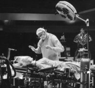 Der Henker von London – Dr. Mac Ferguson (Dieter Borsche) führt gegen Ann Barrys (Maria Perschy) Willen ein medizinisches Experiment mit ihr durch. Kann sie noch rechtzeitig gerettet werden?