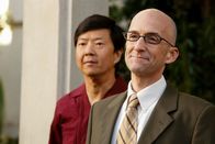Community – Dean Pelton (Jim Rash, r.) erzählt Annie und Abed interessante Details über den ersten Dean des Colleges, während Chang (Ken Jeong, l.) und der Rest der Truppe in Erinnerung schwelgen, als verkündet wird, dass das College verkauft werden könnte ...