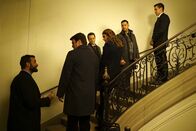 Castle – Das Team um Castle (Nathan Fillion, 2.vl.), Beckett (Stana Katic, 3.v.r), Ryan (Seamus Dever, 3.v.l.) und Esposito (Jon Huertas, 2.v.r.) wird mit einem russischen Agenten, Vasily Zhirov (Nick Tarabay, l.), konfrontiert und in ein kriminelles Spiel auf internationaler Ebene gezogen ...