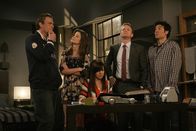 How I Met Your Mother – Gehen gemeinsam auf die Suche nach Barneys (Neil Patrick Harris, 2.v.r.) Rächerin: Ted (Josh Radnor, r.), Marshall (Jason Segel, l.), Lily (Alyson Hannigan, M.) und Robin (Cobie Smulders, 2.v.l.) ...