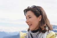 Gipfeltreffen (BR) – Werner Schmidbauer und Sabine Sauer bei der Gipfelbrotzeit auf dem Rehleitenkopf (1338 m).; Werner Schmidbauer und Sabine Sauer auf dem Weg zum Rehleitenkopf (1338 m) - mit Kameramann.; Sabine Sauer auf dem Weg zum Rehleitenkopf (1338 m).