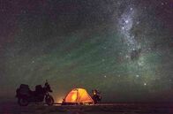 Somewhere Else Together – Das einsame Zelt der Reisenden auf der Salzebene in Bolivien mit einem faszinierenden, sternenübersäten Nachthimmel.