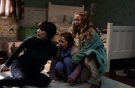 Mama – Verzweifelt versucht Annabel (Jessica Chastain, l.), Lilly (Isabelle Nélisse, M.) und Victoria (Megan Charpentier, r.) vor Mama zu beschützen, doch diese hat andere Ziele mit den Mädchen ...