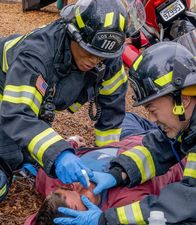 9-1-1 Notruf L.A. – Henrietta "Hen" Wilson (Aisha Hinds, l.); Howie "Chimney" Han (Kenneth Choi, r.)
