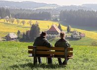 Die Fallers - Die SWR Schwarzwaldserie – Hermann (Wolfgang Hepp) und Johanna (Ursula Cantieni) blicken auf ihren Fallerhof.