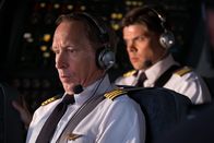 Mayday - Alarm im Cockpit – Kapitän Kevorkian (gespielt von Jeffrey Knight) versucht, die Kontrolle über den TWA-Flug 800 zu erlangen, während der Flugingenieur-Azubi Oliver Krick (gespielt von Andrew Chapman) zusieht. (Bildnachweis: Cineflix/Darren Goldstein)