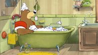 Unser Sandmännchen – Dr. Brumm und Pottwal baden zuhause in der Wanne am Ende eines aufregenden Tages.