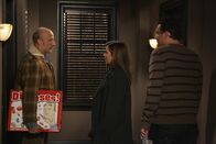 How I Met Your Mother – Lily (Alyson Hannigan, M.) und Marshall (Jason Segel, r.) feiern zum ersten Mal in ihrer eigenen Wohnung Thanksgiving. Dazu laden sie ihre Freunde ein. Doch überraschend steht auch Lilys Vater Mickey (Chris Elliott, l.) vor der Tür, was für Lily alles andere als erfreulich ist ...