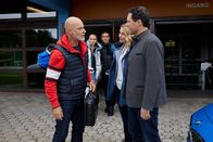 Die Rosenheim-Cops – Im Rahmen der Ermittlungen befragen die Kommissare Aubinger (Thomas Birnstiel, r.) und Winter (Vanessa Eckart, 2.v.r.) nicht nur den Eislauftrainer Ulf Stiegler (Simon Licht, l.), sondern auch die Eisläufer Diana Dressler (Anna Juliana Jaenner, 2.v.l.) und Tom Kleinert (Daniel Gawlowski, M.).