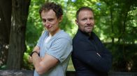 Checker Julian – Von Ex-Geheimagent Leo (rechts) lässt Julian sich zeigen, wie er Lügner sofort enttarnt.