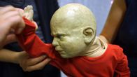 Anmaßung – Können Marionetten böse sein? Die Puppe verkörpert im Film einen Mörder, der aus Personenschutzgründen nicht gezeigt werden darf.