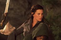 Der Herr der Ringe - Die Gefährten – Arwen (Liv Tyler) gelingt es, Frodo vor einem Angriff der Nazgul zu schützen. Sie bringt ihn ins sichere Bruchtal ...