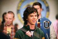 The Middle – Axl (Charlie McDermott) ist unglücklich, weil er die verrückte Ashley wieder zum Schulball begleiten muss und heckt einen Plan aus, wie er dort mit anderen Mädchen anbandeln kann. Währenddessen will Frankie für ihre Tante Edie eine Pflegekraft einstellen, die auf sie aufpassen kann ...