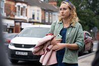 Hullraisers – Toni (Leah Brotherland) hat aus Versehen den teuren Designermantel einer Mitschülerin ihrer Tochter aus der Vorschule mitgenommen. Sie will das teure Stück so schnell wie möglich zurückgeben, doch dann reiht sich eine Katastrophe an die andere.