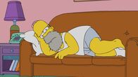 Die Simpsons – "Die Simpsons", "Passives Fahren." Homer zerstört versehentlich das unbezahlbare Fabergé Huhn von Mr. Burns. Daraufhin setzt in dieser kurzerhand auf die Straße. Doch schon bald findet Homer einen neuen Job bei 'CarGo?. Die Firma hat sich auf selbstfahrende Autos spezialisiert und die Homer nun testen soll. Dabei ist seine Faulheit von großem Nutzen. Homer macht seine Sache so gut, dass er schon bald die Karriereleiter nach oben steigt.