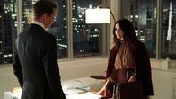 Suits – Der Streit vor Gericht zwischen seinen Kanzleikolleginnen und seiner Ex-Freundin Dana Scott (Abigail Spencer), die die gegnerische Seite vertritt, spitzt sich zu. Kann Harvey (Gabriel Macht) helfen?