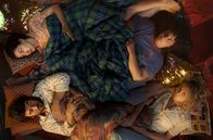 Loulou – Mitten in der Nacht im Feld: Alice (Alice Vial, li.), Loulou (Louise Massin, Mi.), Max (Guillaume Pottier, li.) und Marie (Marie Lelong, re.)