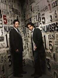 Numb3rs - Die Logik des Verbrechens – (3. Staffel) - FBI-Agent Don Eppes (Rob Morrow, l.) engagiert in schwierigen Fällen seinen Bruder Charlie (David Krumholtz, r.), einen genialen Mathematiker, als Berater ...