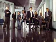 Numb3rs - Die Logik des Verbrechens – (3. Staffel) - Ein eingeschworenes Team: Don Eppes (Rob Morrow, 4.v.r.), Charlie Eppes (David Krumholtz, 4.v.l.), Alan Eppes (Judd Hirsch, l.), Dr. Larry Fleinhardt (Peter MacNicol, 3.v.l.), David Sinclair (Alimi Ballard, 2.v.r.), Colby Granger (Dylan Bruno, r.), Megan Reeves (Diane Farr, 3.v.r.) und Amita Ramanujan (Navi Rawat, 2.v.r.) ...