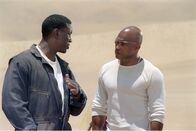 Der Flug des Phoenix – Die Überlebenden eines Flugzeugabsturzes AJ (Tyrese Gibson, l.) und Jeremy (Sticky Fingaz) überlegen sich eine Strategie, wie sie aus der Wüste in die Zivilisation gelangen.