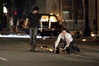Criminal Minds – Kate Joyner (Sienna Guillory, M.), die durch eine Explosion schwer verletzt wurde, ringt mit ihrem Leben. Hotch (Thomas Gibson, r.) versucht alles, um sie zu retten. Er hofft auf Hilfe von Sam (Michael Steger, r.), einen jungen Mann, der sich am Tatort befunden hat. Doch ist Sam wirklich ein Guter?