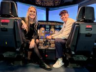Team-Challenge – Lena lernt von Fluglehrer Theo, wie man ein Flugzeug landet.