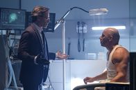 Bloodshot – In seinem Labor klärt Dr. Emil Harting (Guy Pearce, l.) den Soldaten Ray Garrison (Vin Diesel, r.) über die Technologie seiner Firma auf.