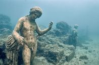 Strände Europas – Unweit von Neapel und dem Vulkanberg Vesuv liegt die Hafenstadt Pozzuoli, wo unter der Wasseroberfläche Statuen zu einer besonderen Reise in die Vergangenheit einladen.