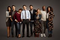 A Million Little Things – Staffel 1, L-R: Katherine Kim (Grace Park), Eddie Saville (David Giuntoli), Delilah Dixon (Stephanie Szostak), Jonathan Dixon (Ron Livingston), Gary Mendez (James Roday), Maggie Bloom (Allison Miller), Rome Howard (Romany Malco), Regina Howard (Christina Moses).