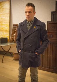 Elementary – Weil Kitty davon überzeugt ist, dass Watsons neuer Boss, Del Gruner, der Mann ist, der sie entführte, nimmt Sherlock (Jonny Lee Miller) die Spur auf ...