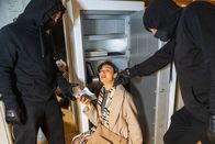 Aktenzeichen XY ... ungelöst – Zwei Räuber zwingen eine Goldschmiedin, ihren Tresor zu öffnen. Der Überfall bleibt in der Öffentlichkeit unbemerkt, denn es ist Lockdown und in der eigentlich belebten Fußgängerzone sind kaum Passanten unterwegs.