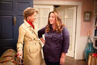 American Housewife – (v.li.): Wendie Malick (Kathryn), Katy Mixon (Katie Otto).