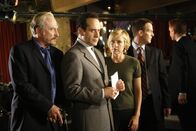 Monk – Captain Leland Stottlemeyer (Ted Levine, l.), Natalie (Traylor Howard, 3.v.l.) und Lt. Randall Disher (Jason Gray-Stanford, hinten 2.v.r.) machen sich Sorgen um Monk (Tony Shalhoub, 2.v.l.), den der soll verdeckt ermitteln und hierfür in die Rolle des Auftragskillers Frankie DePalma schlüpfen ...