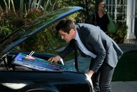 Modern Family – Als Phil (Ty Burrell) zu einer Hausbesichtigung muss und sein Maklerschild keinen Platz in seinem neuen Flitzer findet, kann Claire (Julie Bowen) sich ein Schmunzeln nicht verkneifen.