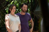 Death in Paradise – Bethan (Alexandra Roach) und Dave (Robert Lonsdale) werden zu dem Mord des Gruppenleiters eines Überlebenskurses befragt.