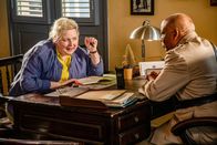 Death in Paradise – Die Krimiautorin Jennifer Langan (Siobhán McSweeney) interviewt den Polizeichef Selwyn Patterson (Don Warrington) für ihren True-Crime-Podcast über einen lange zurückliegenden, ungelösten Mordfall auf Saint Marie.