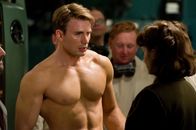 Captain America: The First Avenger – Obwohl zunächst noch sehr schmächtig, kann sich Peggy Carter (Hayley Atwell, r.) schon bald für den charakterstarken Steve Rogers (Chris Evans, l.) begeistern. Nach der "Behandlung" mit dem Superserum entdeckt sie weitere Qualitäten bei dem Captain America ...