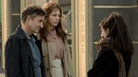 Wendezeit – Saskia Starkes (Petra Schmidt-Schaller) Tochter Hannah (Lilly Barshy) hat sich in Ost-Berlin in Gefahr gebracht, Saskia und ihr Mann Richard (Harald Schrott) sind besorgt.